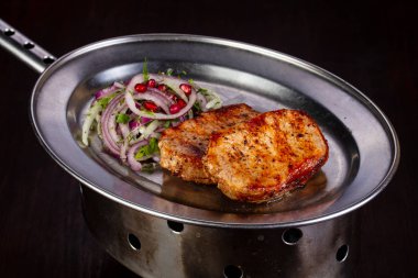 Soğan ve pomegranet tohumları ile Tavuk Barbekü