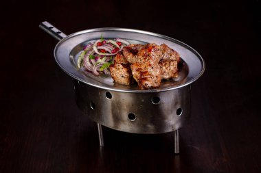 Izgara domuz Barbekü soğan ile