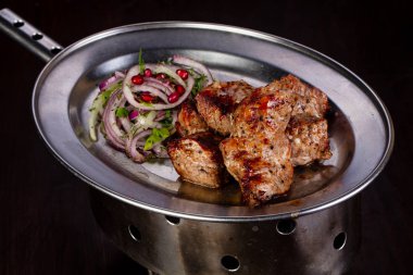 Izgara domuz Barbekü soğan ile