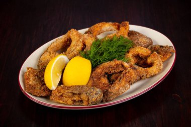 Limon ve dereotu servis kavrulmuş sazan balık