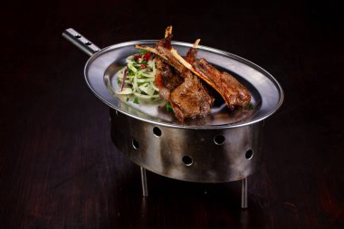 Izgara kuzu Barbekü soğan ile