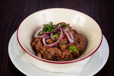 Çekti domuz soğan ve otlar ile