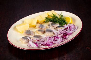 Soğan ve patates ile ringa balığı