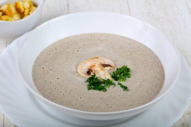 Maydanoz ve croutoon kremalı mantar çorbası