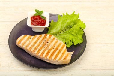 Baharatlar ve sos ızgara hindi biftek