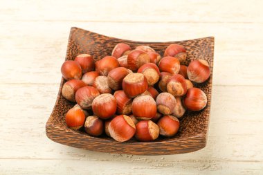 Fındık yığın sepeti ahşap arka plan üzerinde