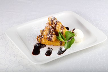 Dondurma ve naneli gevrek muz.