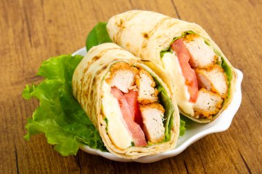 Tavuk ekmek rulo salata yaprakları ile