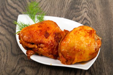 Domates soslu kızarmış tavuk uyluk