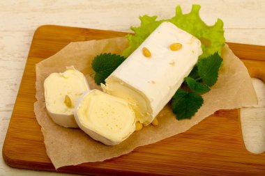 Sedir fıstıklı Brie peynirli rulo