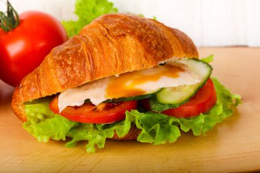 Kruvasan tavuk ve domates ile