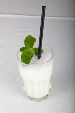 Süt ile nane kokteyli