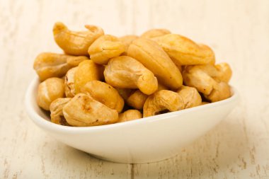 Kaju fıstığı yığın ahşap arka plan üzerinde