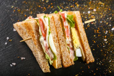 Club sandviç et, peynir ve sebze ile