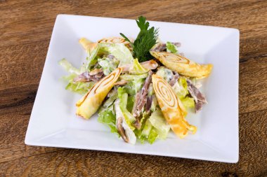 Sığır eti ve salata yaprakları ile gözleme