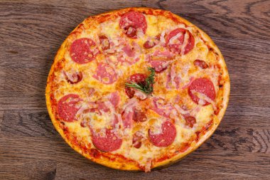 Pizza jambon peynir ve sosis 