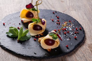 Nane Canspe peynir ve üzüm ile hizmet