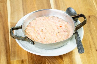 Sahanda yumurta domates ve baharatlar