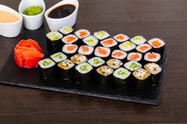 Lezzetli suşi avokado, salatalık ve tuzlu balık doldurma ile ayarla