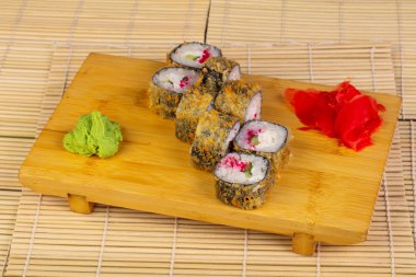 Fried havyar rulo salatalık ile