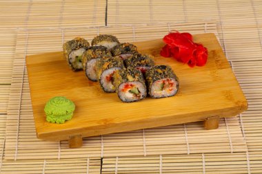 Lezzetli kızarmış tempura rulo ile yılan balığı