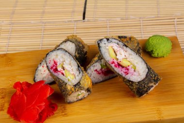 Lezzetli kızarmış rulo ile havyar, Yengeç eti ve avokado