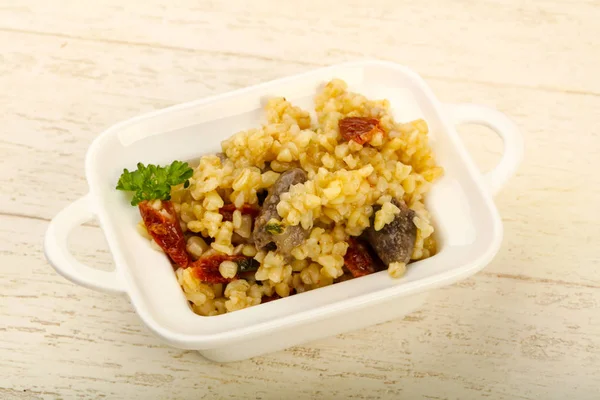 Bulgur Con Corazones Pollo Tomates Secos — Foto de Stock