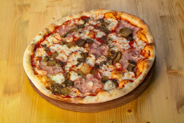 Pizza Com Presunto Pepinos Conserva — Fotografia de Stock