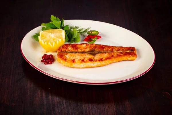 Gegrillter Lachs Mit Zitrone Und Pfeffer — Stockfoto