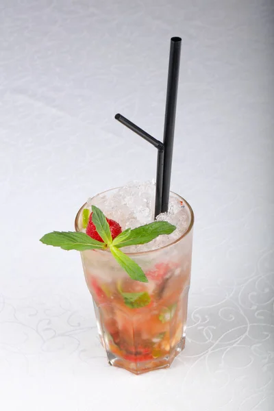 Aardbei Mojito Met Muntblaadjes — Stockfoto