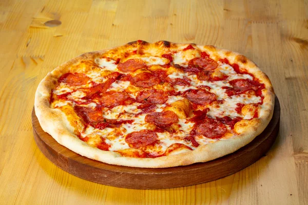 Pepperoni Hot Pizza Wooden — Stock Photo, Image