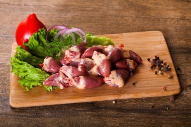 Yemek pişirmek için çiğ tavuk Kalpler