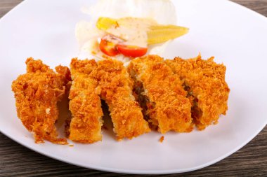 Peynir ve salata yaprakları ile gevrek domuz eti