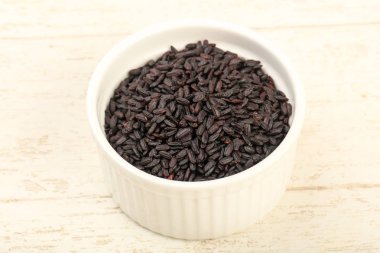 Kase ahşap arka plan üzerinde siyah yabani pirinç