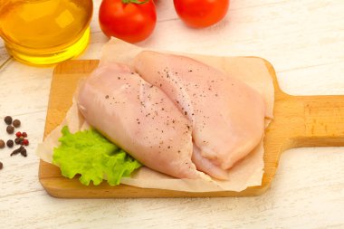 Biber yemek pişirmek için hazır çiğ tavuk göğsü