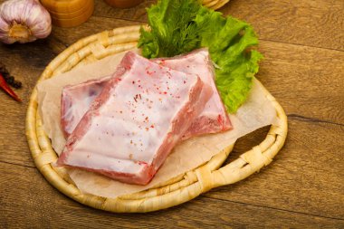 Çiğ domuz pirzolası pişmeye hazır. Baharatlı.