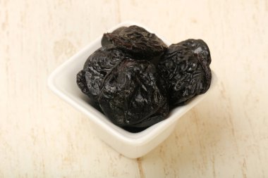 Kuru erik yığın ahşap arka plan üzerinde