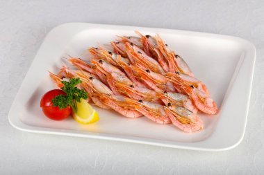 Haşlanmış karides meze beyaz tabak içinde