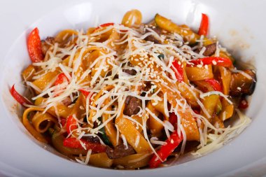 Sığır eti ve parmesan peynirli makarna