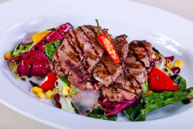 Sebze ve soslu ızgara domuz eti.