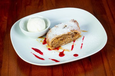 Apple strudel dondurma ve syrope ile