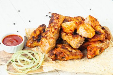 Et kebabı mix tabak - tavuk kanatları, domuz, sığır eti