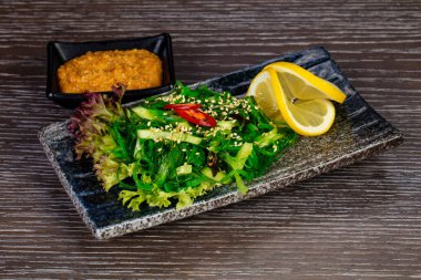 Parlak yeşil O'Sensei salata limonlu