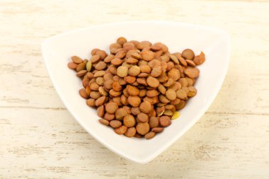 Yemek pişirmek için hazır kapta çiğ mercimek