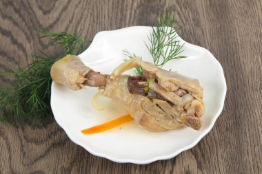 Dereotu servis haşlanmış tavuk budu