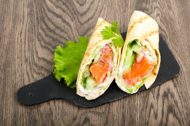 Somon ekmek rulo peynir ile