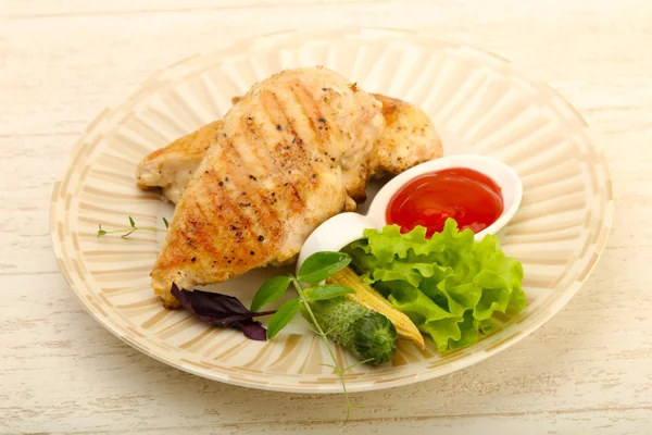 鶏胸肉のロースト サラダの葉 — ストック写真