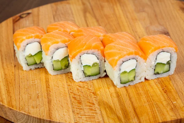 Somon ve yumuşak peynir rulo