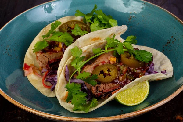 Tacos Mit Fleisch Und Korianderblättern — Stockfoto