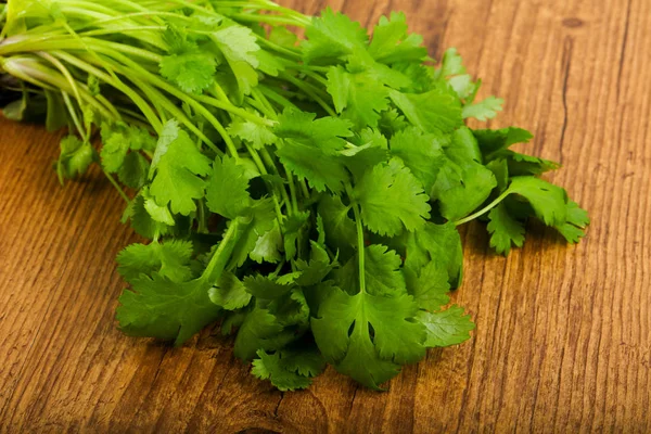 Hojas Cilantro Sobre Fondo Madera — Foto de Stock